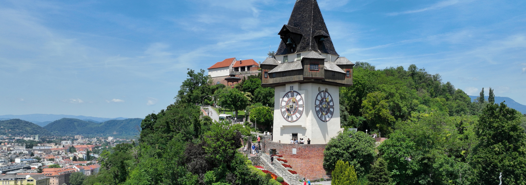 Blick auf den Schlossberg mit Uhrturm. Foto: C.Stadler/Bwag